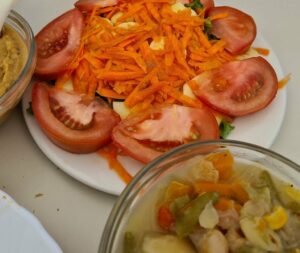 Salat und Gemüseeintopf im Casa Efigenia